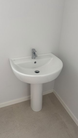 Lavabo de pie blanco con pedestal