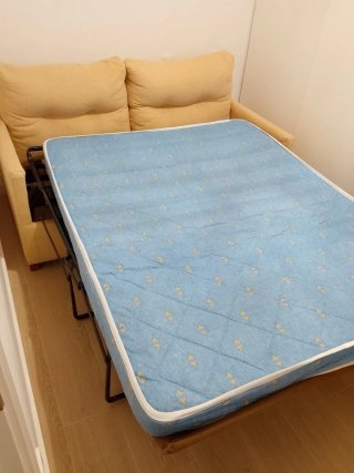 Sofá cama beige sin uso