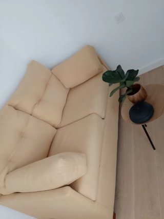 Sofá cama beige sin uso