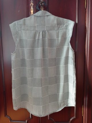 Blusa cuadros blanca y negra