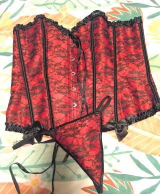 Conjunto Corset Rojo y Tanga Encaje Negro 4XL