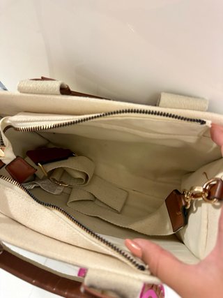 Bolso de lona beige con detalles marrones