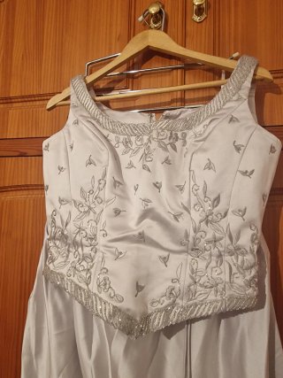 Traje de fiesta plateado con pedrería