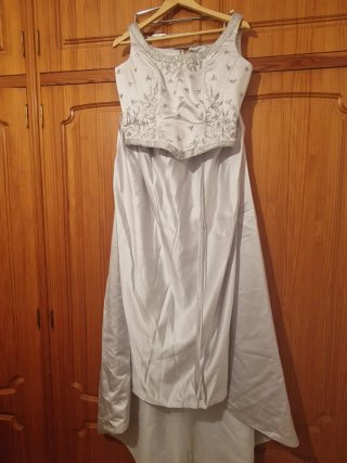 Traje de fiesta plateado con pedrería