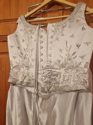 Traje de fiesta plateado con pedrería