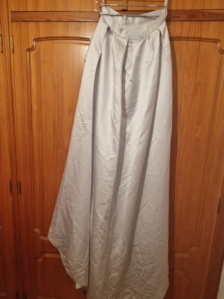 Traje de fiesta plateado con pedrería
