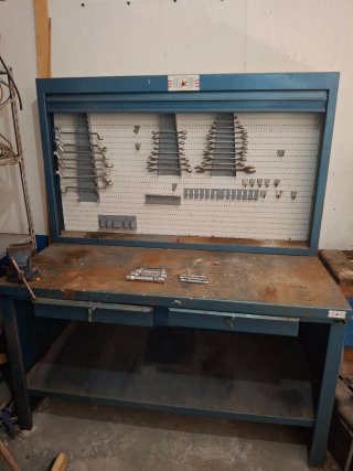 Banco de trabajo metálico con panel