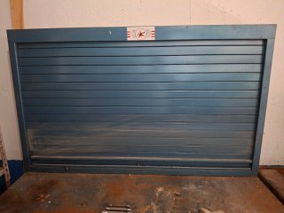 Banco de trabajo metálico con panel
