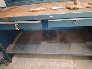 Banco de trabajo metálico con panel