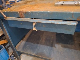 Banco de trabajo metálico con panel