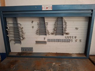 Banco de trabajo metálico con panel