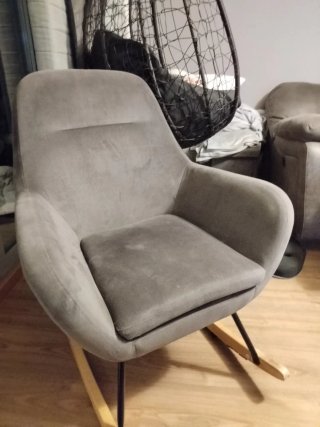 Silla mecedora de ante gris