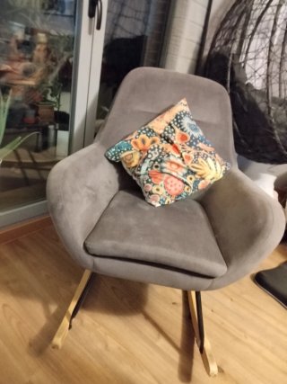 Silla mecedora de ante gris