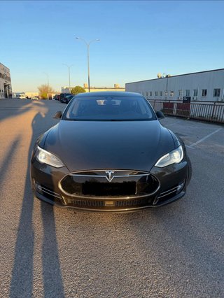 Tesla Model S 2015