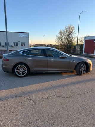 Tesla Model S 2015