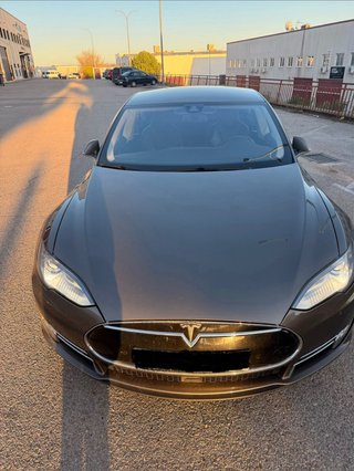 Tesla Model S 2015