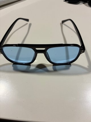 Gafas de sol negras y azules