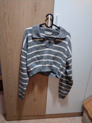 Vendo Jersey Bershka corto rayas gris y blanco
