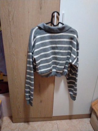 Vendo Jersey Bershka corto rayas gris y blanco