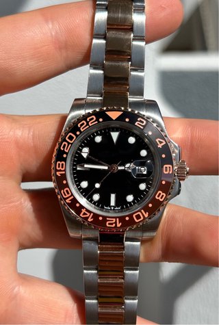 Reloj elegante dorado y plateado