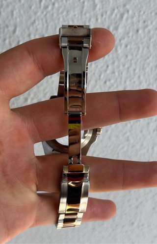 Reloj elegante dorado y plateado