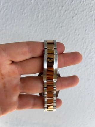 Reloj elegante dorado y plateado