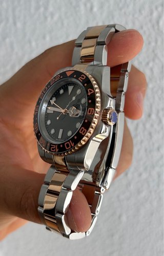 Reloj elegante dorado y plateado