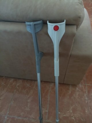2 muletas (gris clara y gris oscura)