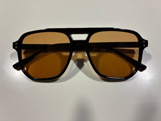 Gafas de sol negras y naranjas