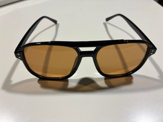 Gafas de sol negras y naranjas