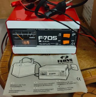 CARGADOR Batería Coche y Moto F-705 FERVE