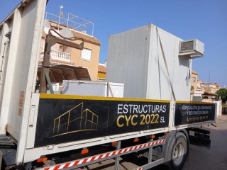 Grua autocargante