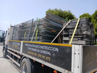 Grua autocargante