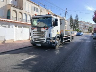 Grua autocargante