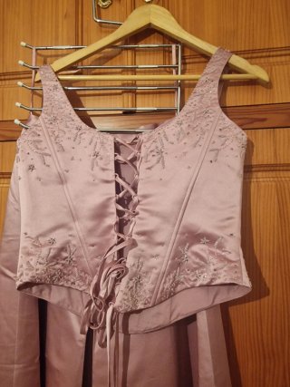 Traje de fiesta rosa y plateado