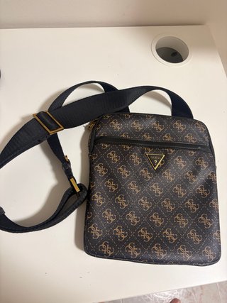 Bandolera Guess Marrón Logo Metálico