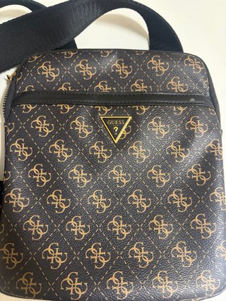 Bandolera Guess Marrón Logo Metálico