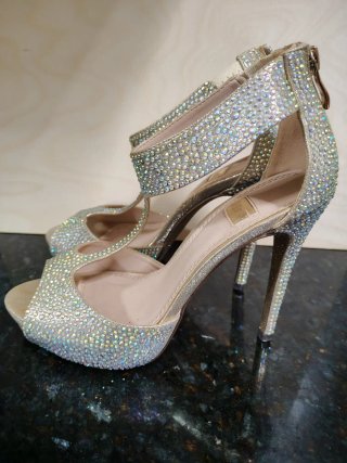 Zapatos de tacón con pedrería dorados y plateados