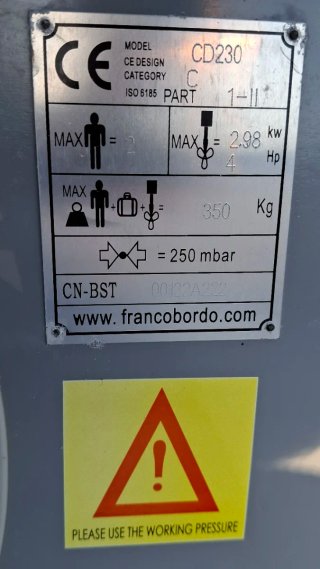 Lancha Neumática Azul y Blanca