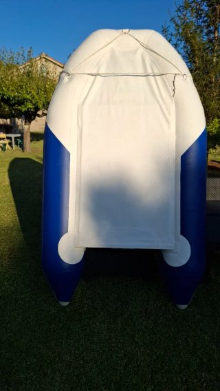 Lancha Neumática Azul y Blanca