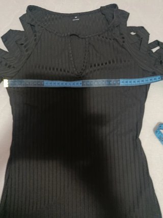 Camiseta negra con cortes en mangas Talla XS
