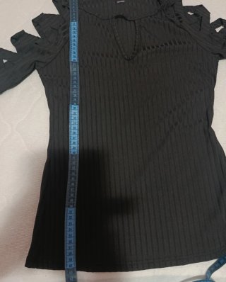 Camiseta negra con cortes en mangas Talla XS