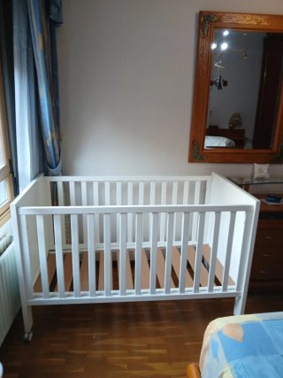 Cuna blanca de madera