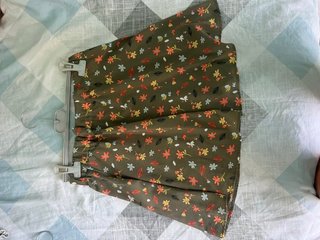 Falda verde con estampado floral