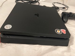 PS4 (PlayStation 4) Negra con Mando