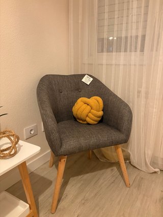 Sillón tapizado gris patas madera
