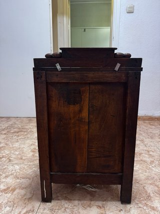 Mesita de noche de madera oscura