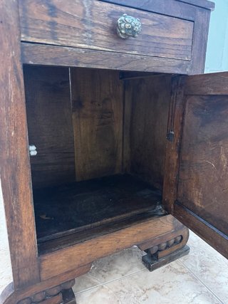 Mesita de noche de madera oscura