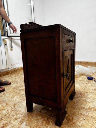 Mesita de noche de madera oscura