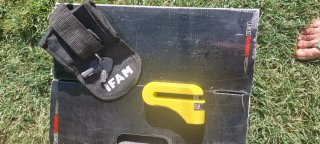 Candado de disco amarillo marca Ifam